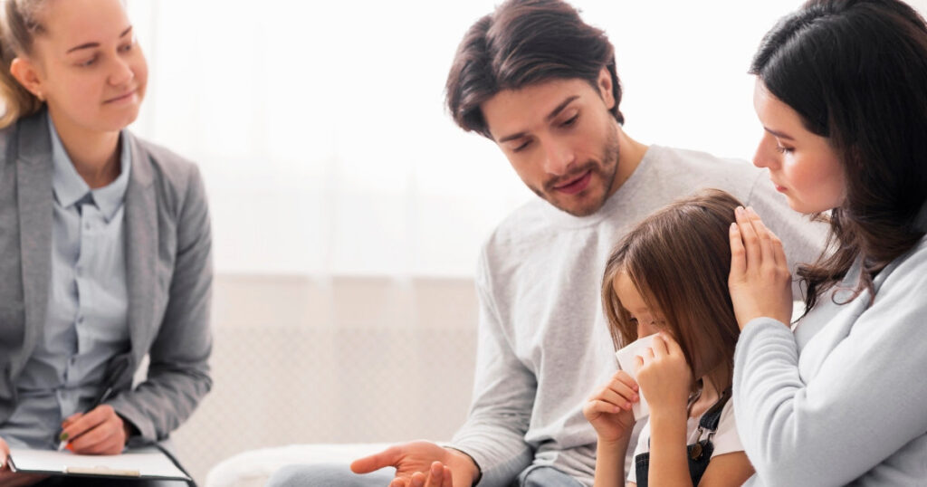 Familienberatung mit einem Mädchen, ihren Elter und der Familientherapeutin