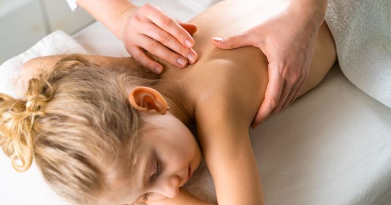 Ein Kind erhält eine Behandlung der Craniosacral-Therapie.