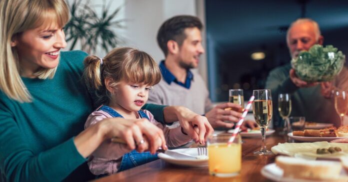 Eine Familie am Esstisch.