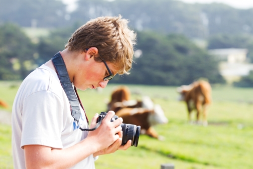 Ein Teenager-Junge fotografiert in der Natur