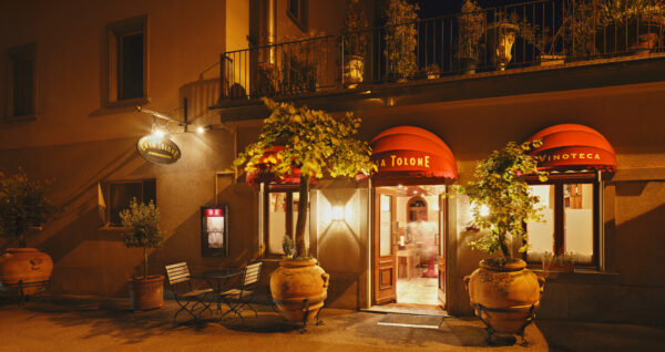 Eingang Casa Tolone Luzern italienisches Restaurant Sommer