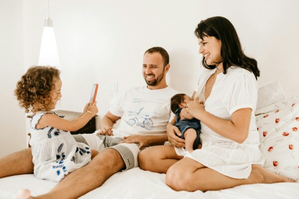 Familie verbringt gemeinsam Zeit zuhause