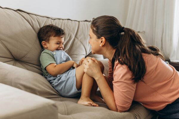 Mutter begleitet ihr Kleinkind liebevoll während eines emotionalen Moments