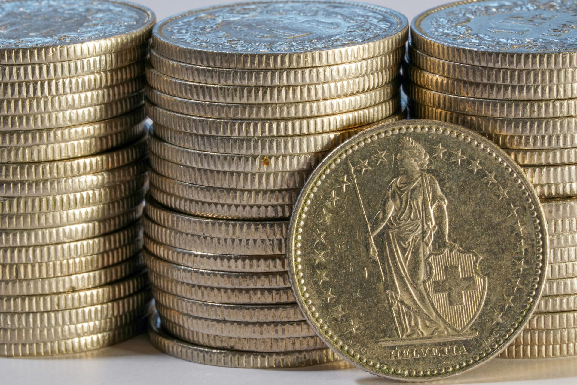 Gestapelte Schweizer Münzen als Symbol für Taschengeld und Budgetplanung.
