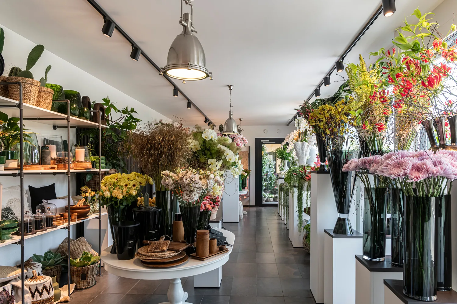 Blumenatelier von Danilda Almengot mit vielfältigen Blumenarrangements und Dekorationen