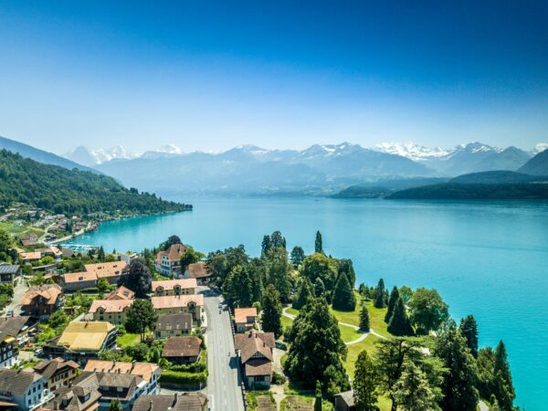 heisses wetter, sommerlicher Blick über einen türkisblauen Schweizer See mit Bergen