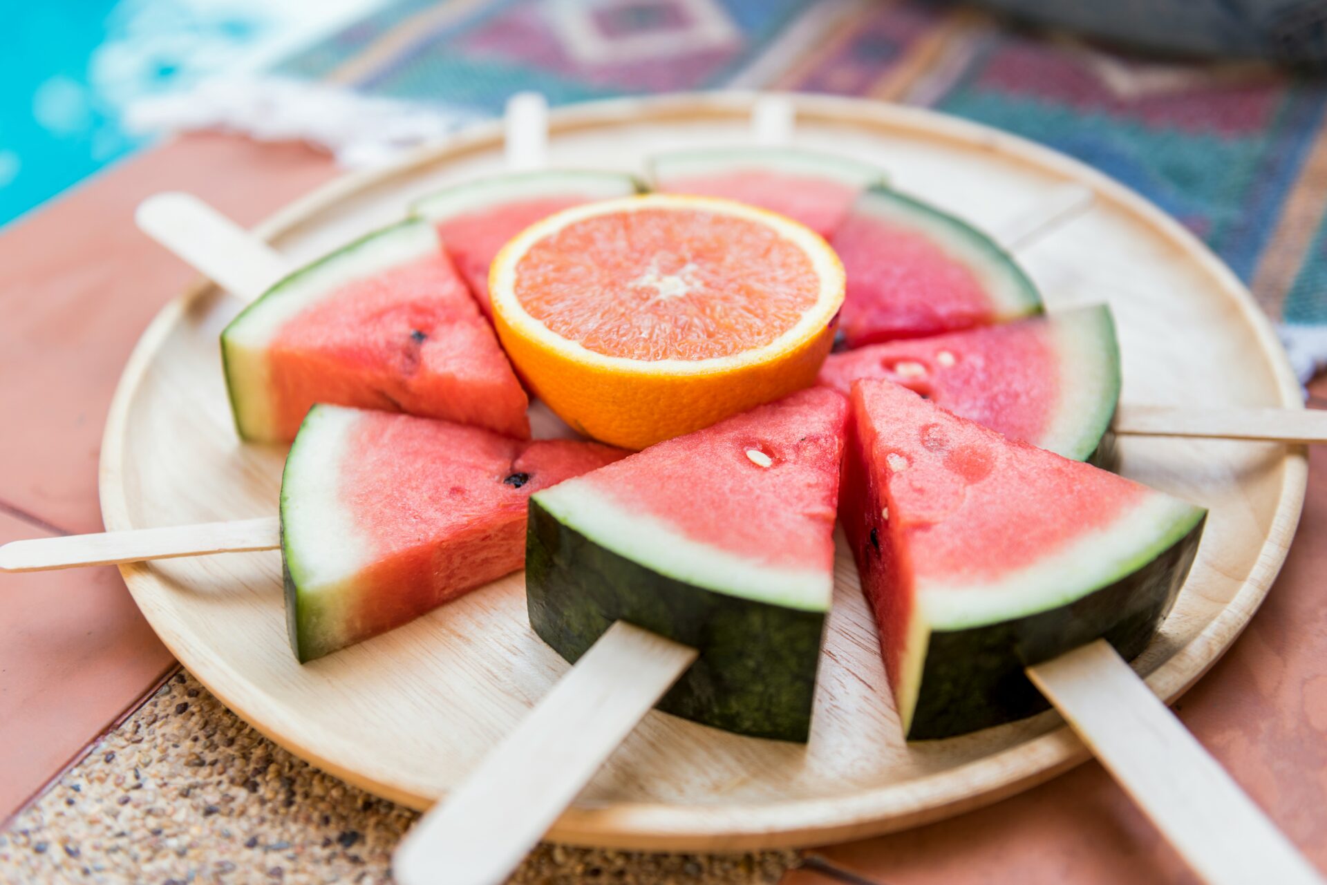 wassermelonen glace ohne zucker, gefrorene Wassermelonenstücke am Holzstiel