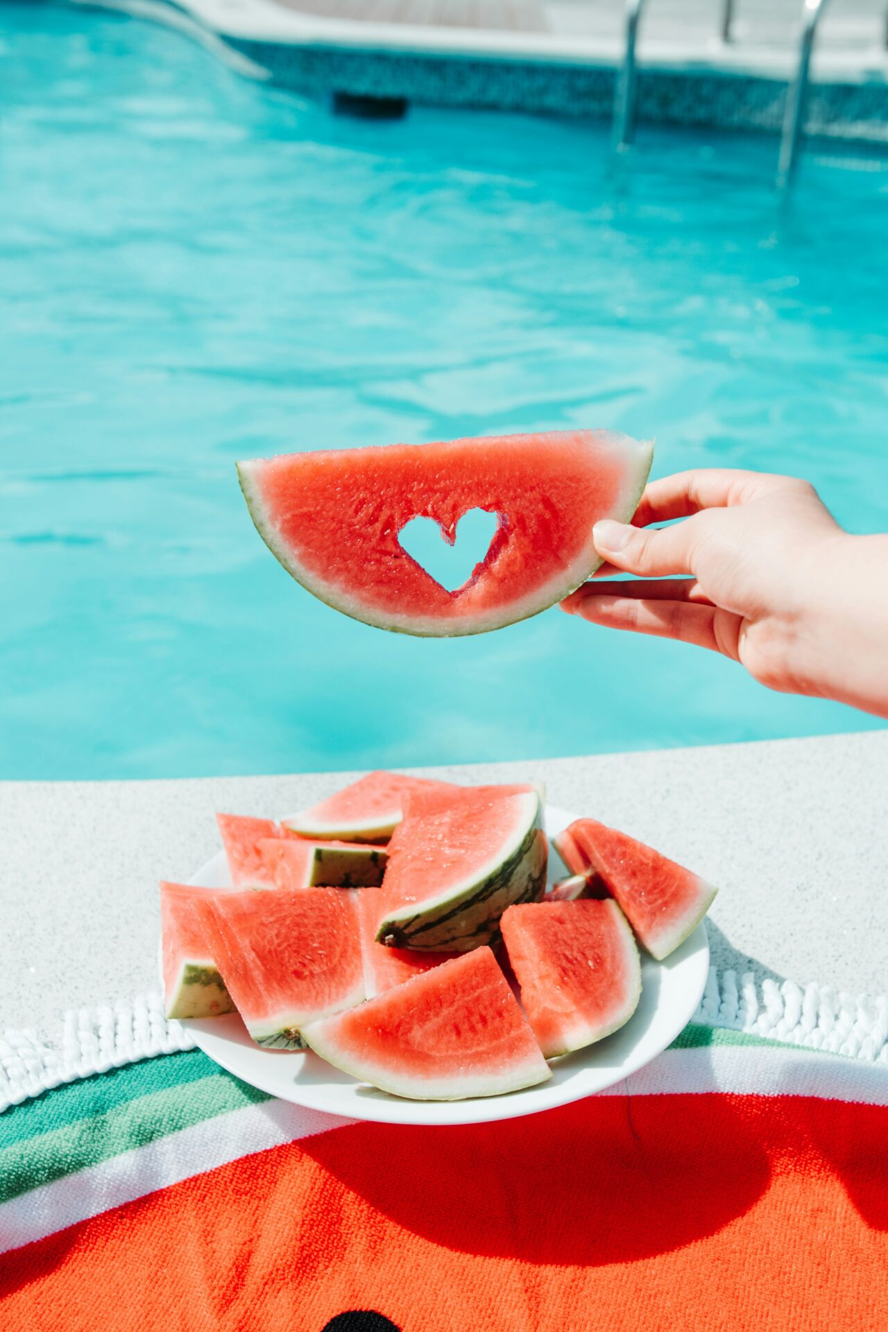 wassermelone sommer kinder, frische Wassermelone als Znüni an einem heissen Sommertag