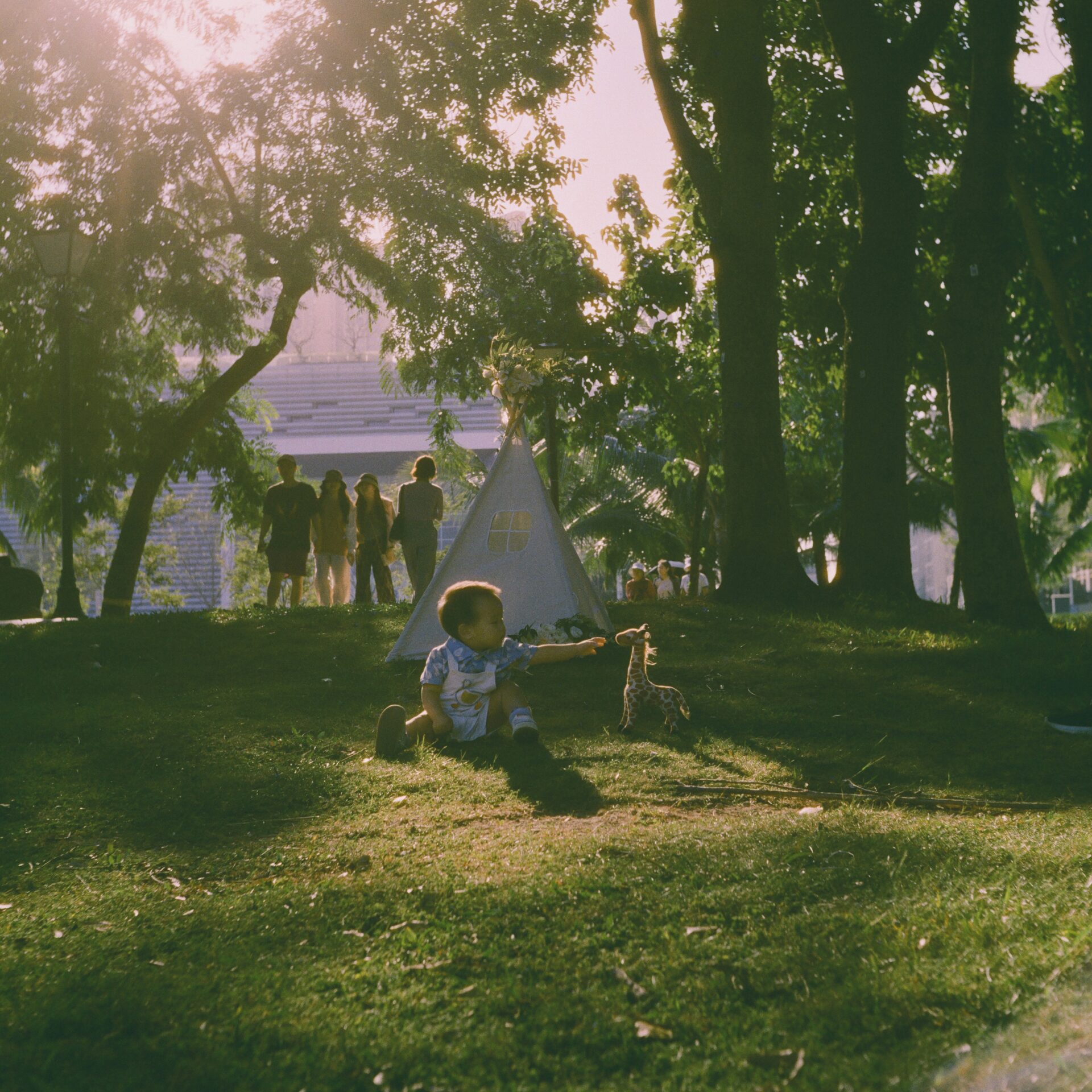 baby schatten sommer, Kleinkind spielt im Schatten eines Parks