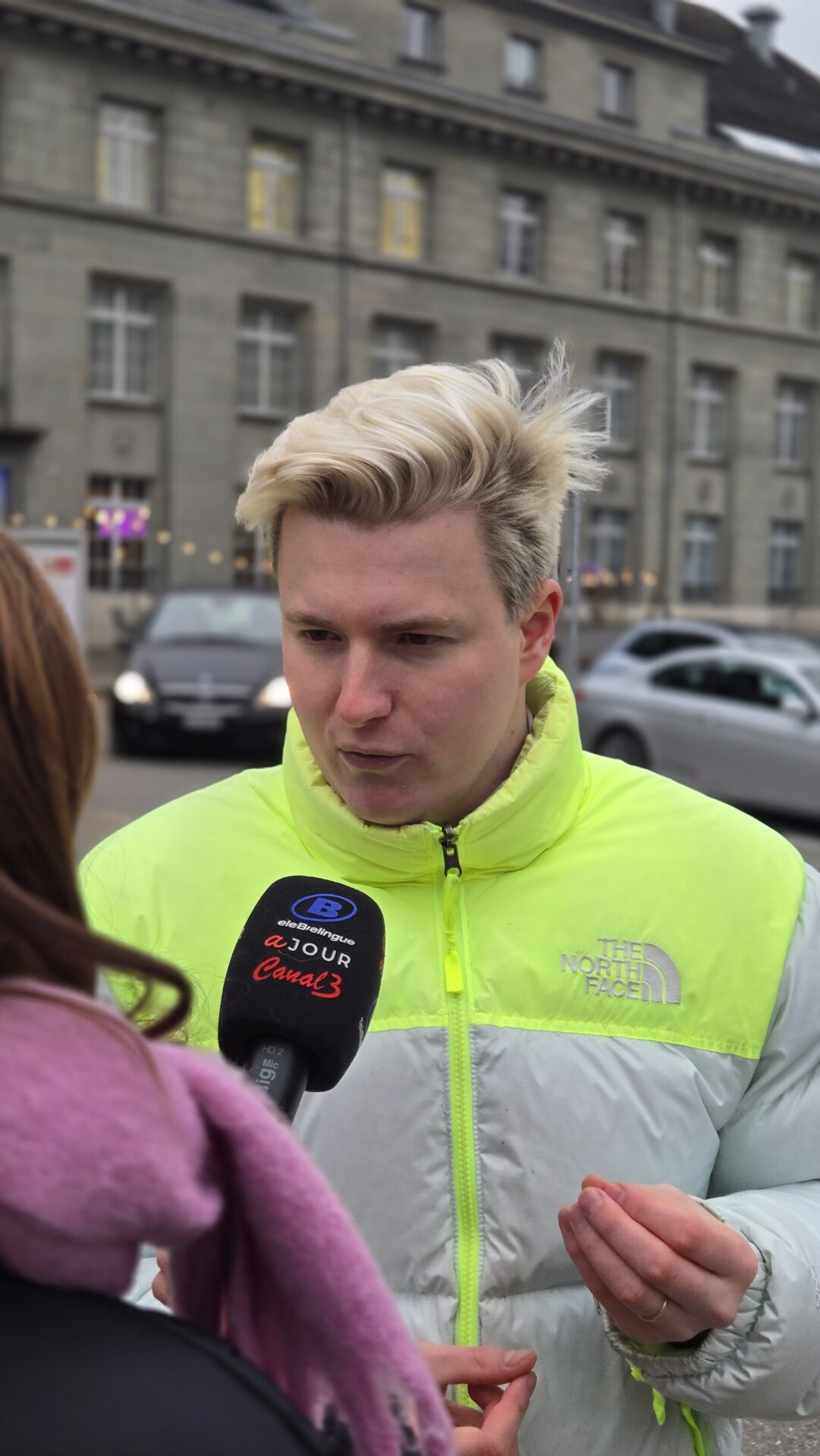 der praktikant fabian egger spricht in einem Interview