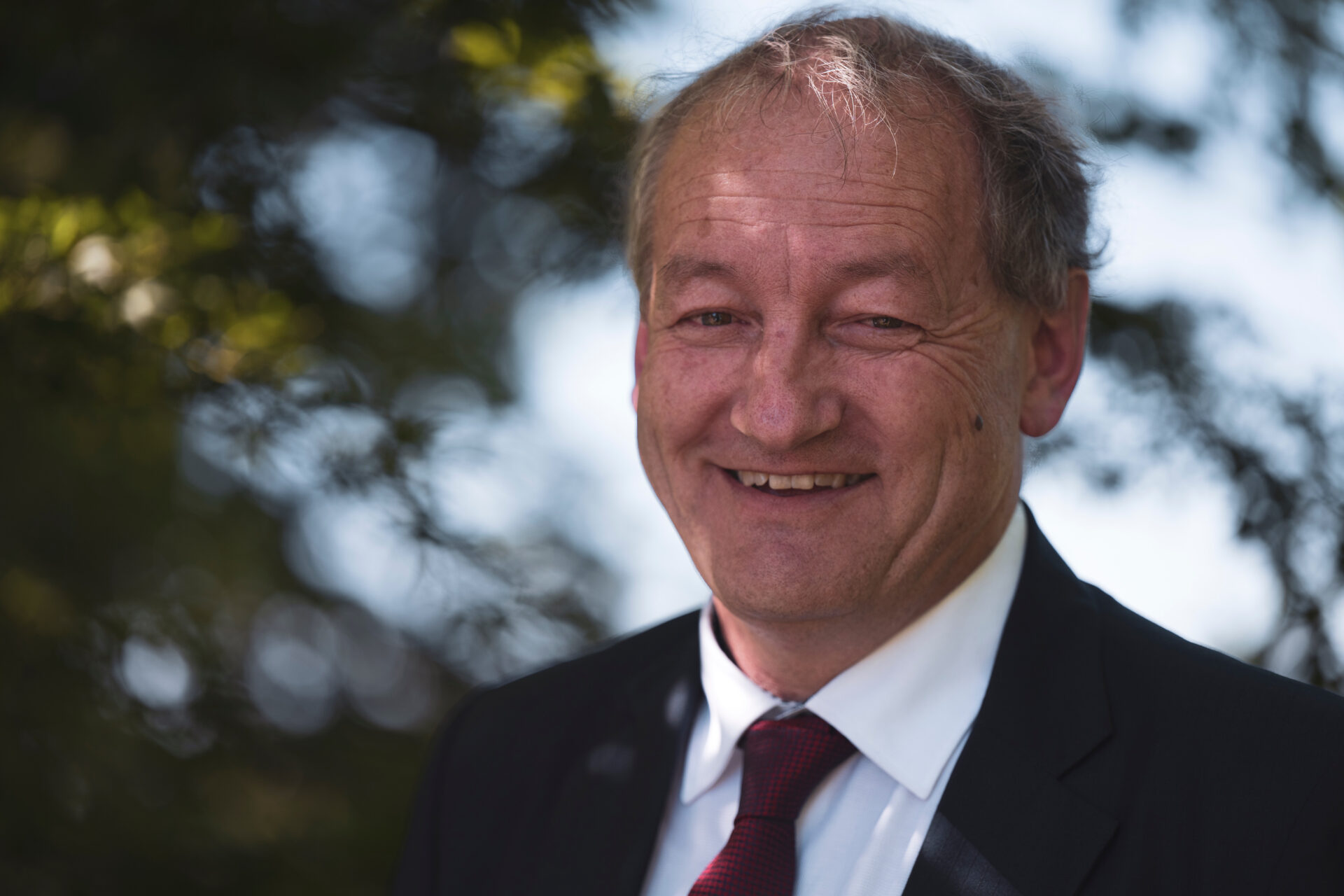 Porträt von Markus Flückiger im Freien