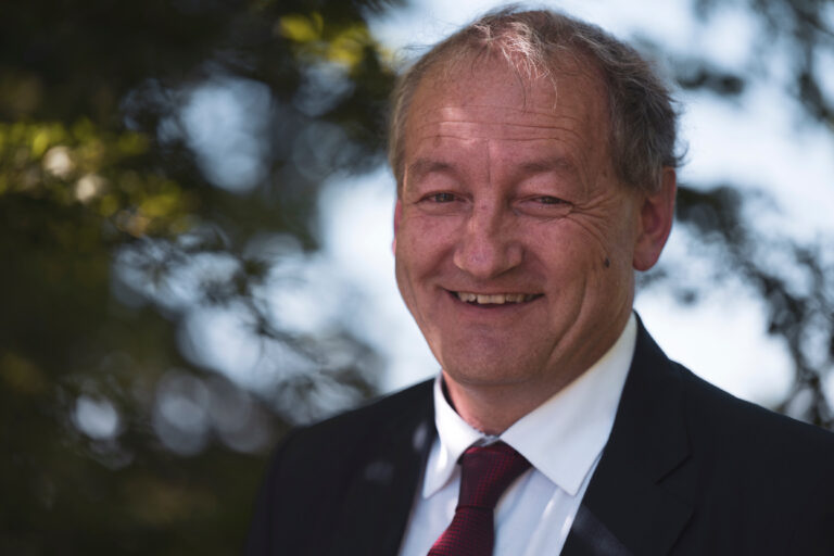 Porträt von Markus Flückiger im Freien