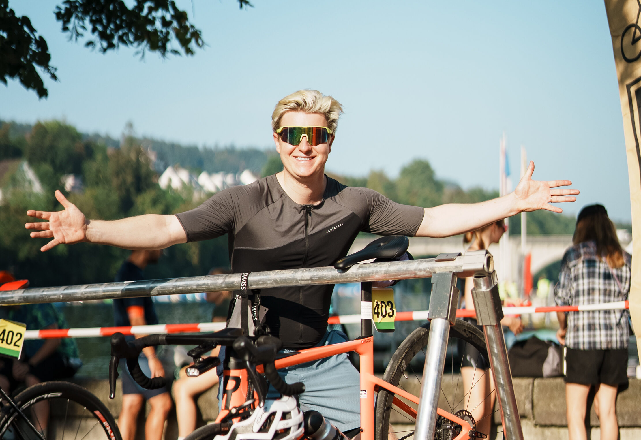 der praktikant fabian egger bei einem Triathlon in der Schweiz