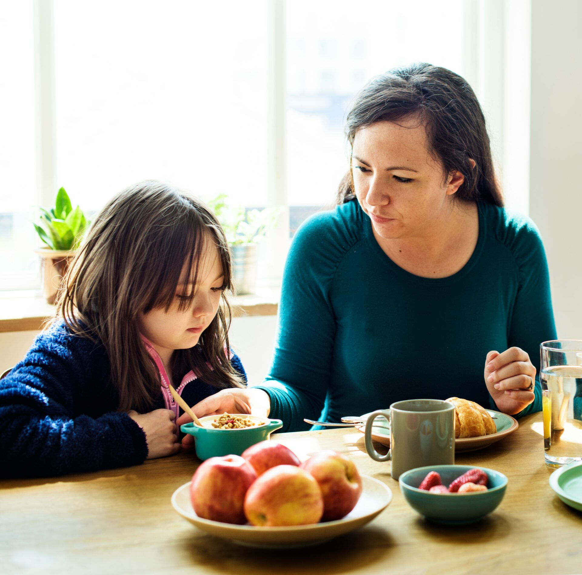 Mutter und Kind verbringen gemeinsam Zeit am Frühstückstisch