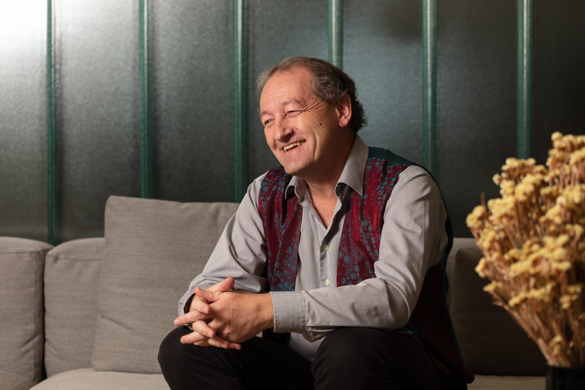 Markus Flückiger sitzt während eines Gesprächs auf einem Sofa