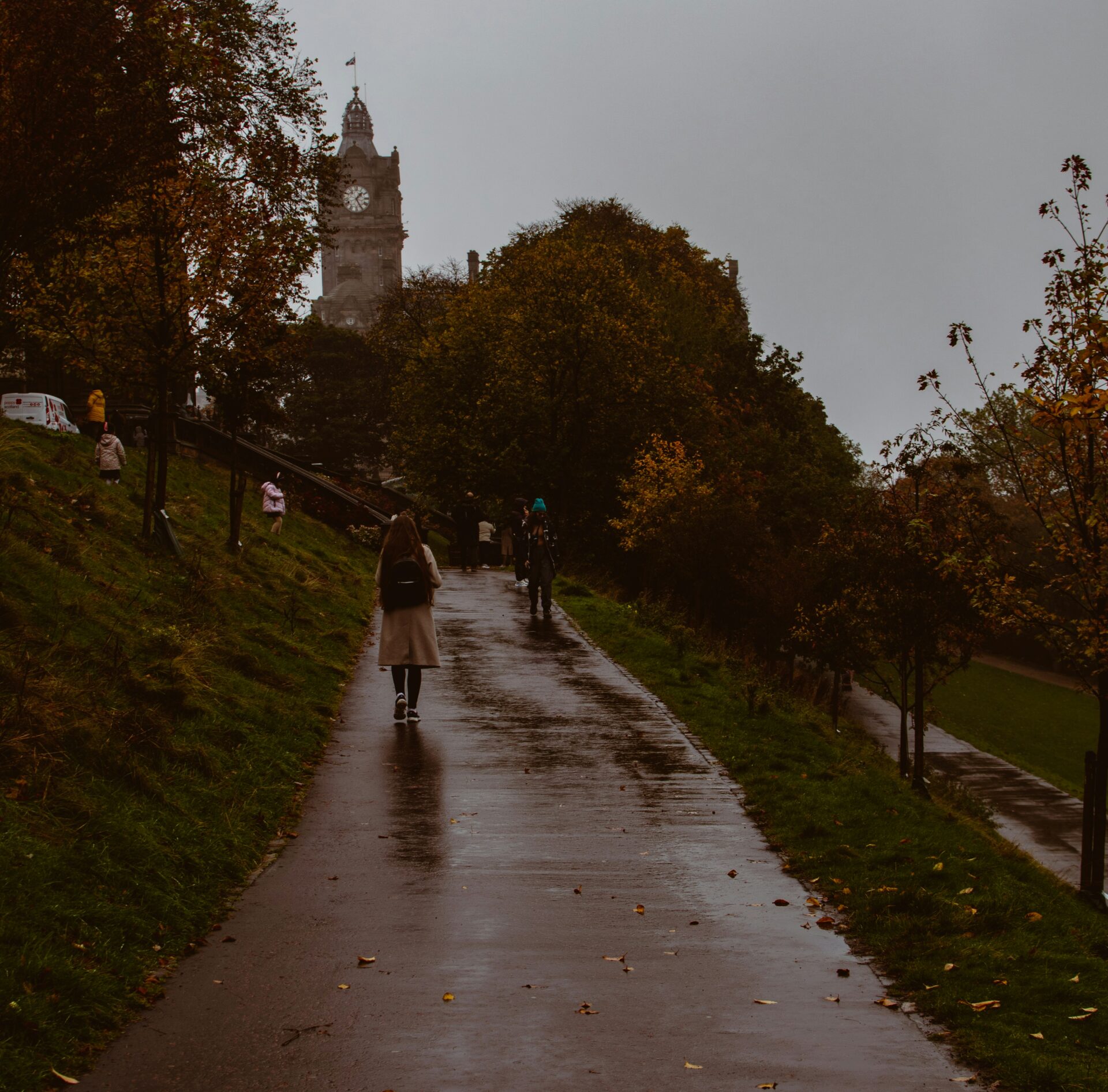 schulweg zu fuss, Kinder gehen gemeinsam auf einem Fussweg