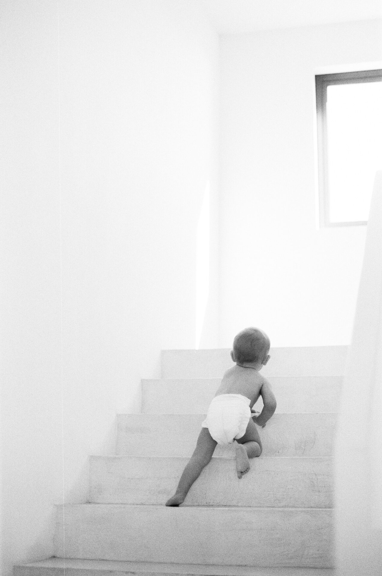 Baby krabbelt allein eine Treppe hinauf