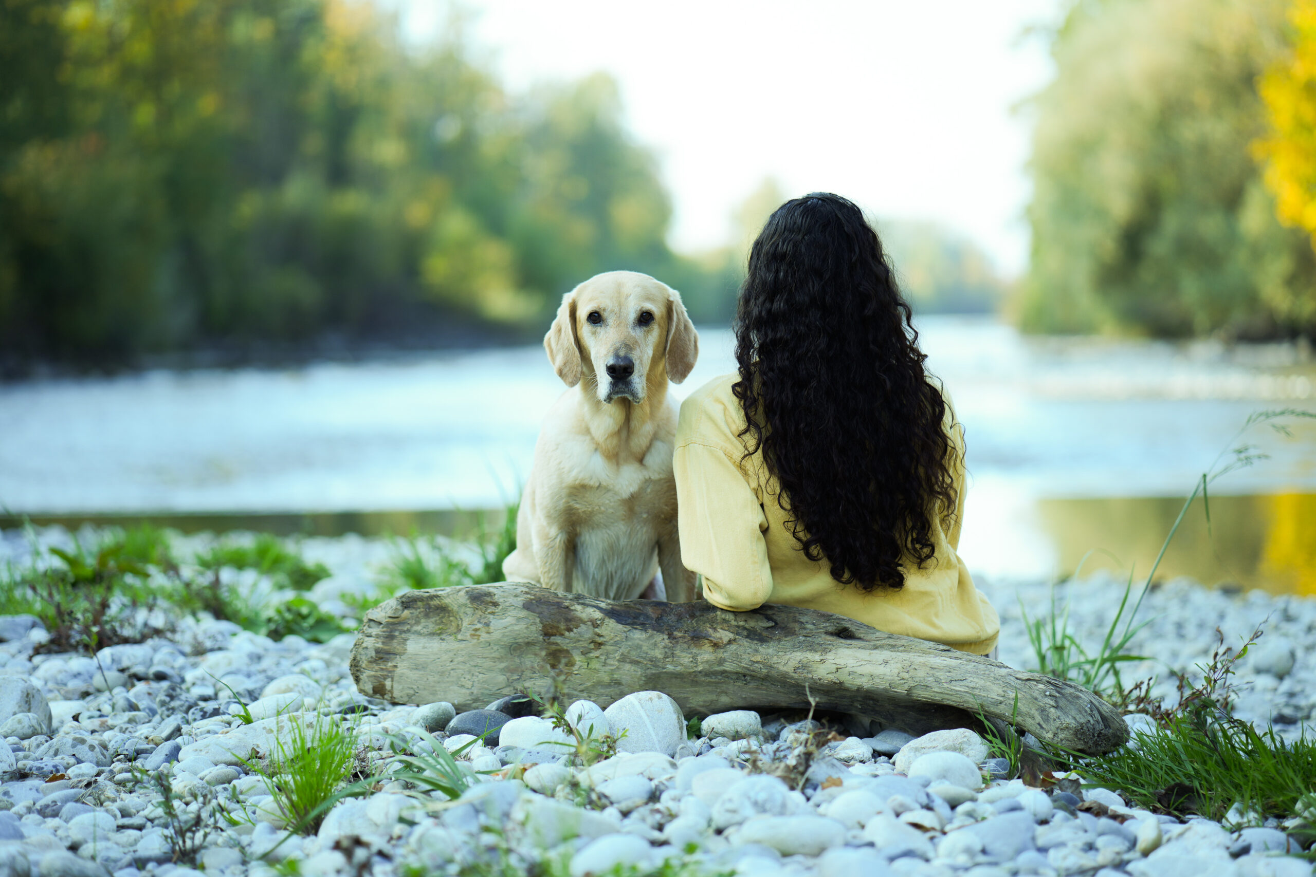 Sarah Hulliger mit Hund Mylo am Wasser
