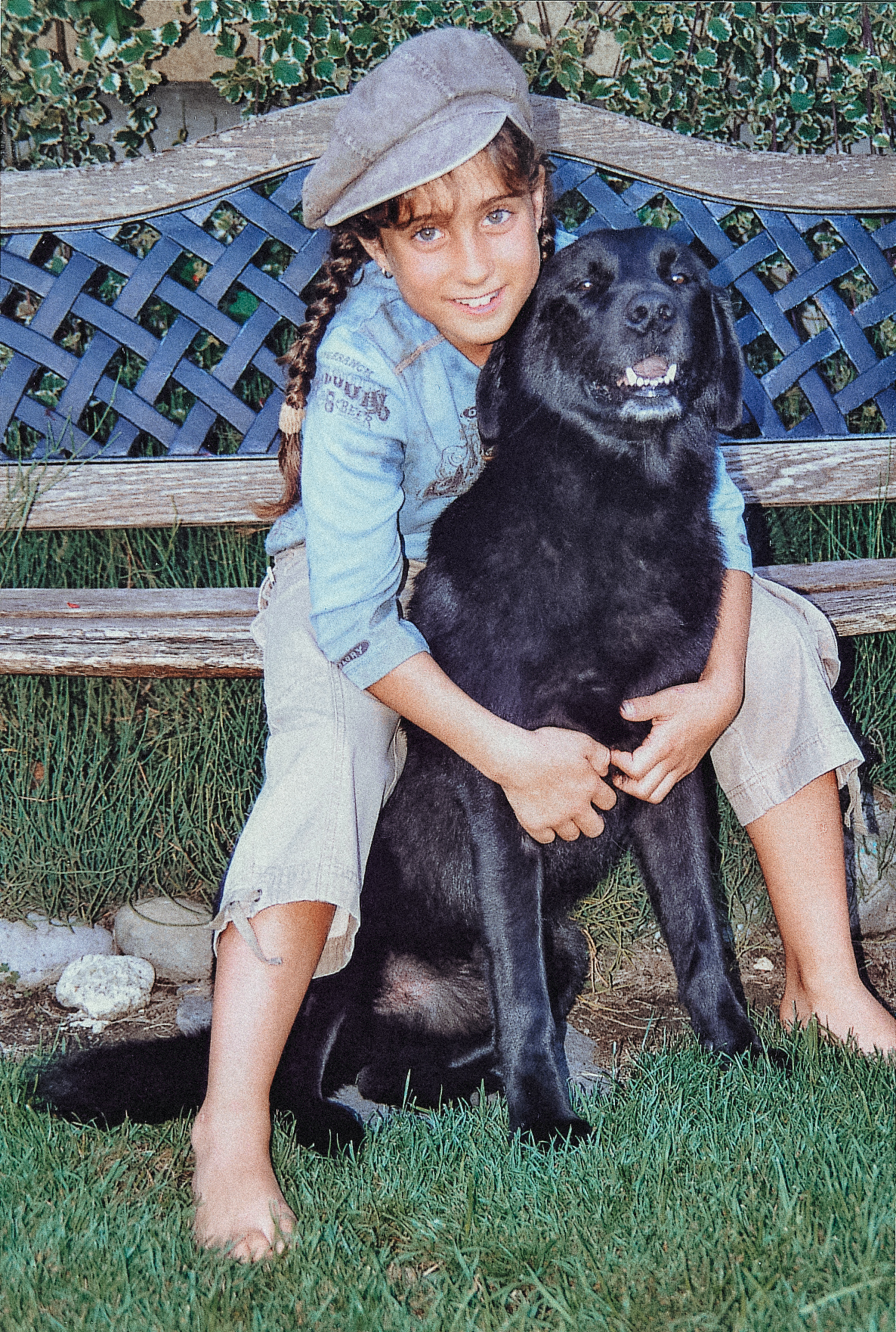 Sarah Hulliger als Kind mit ihrem Familienhund Balu