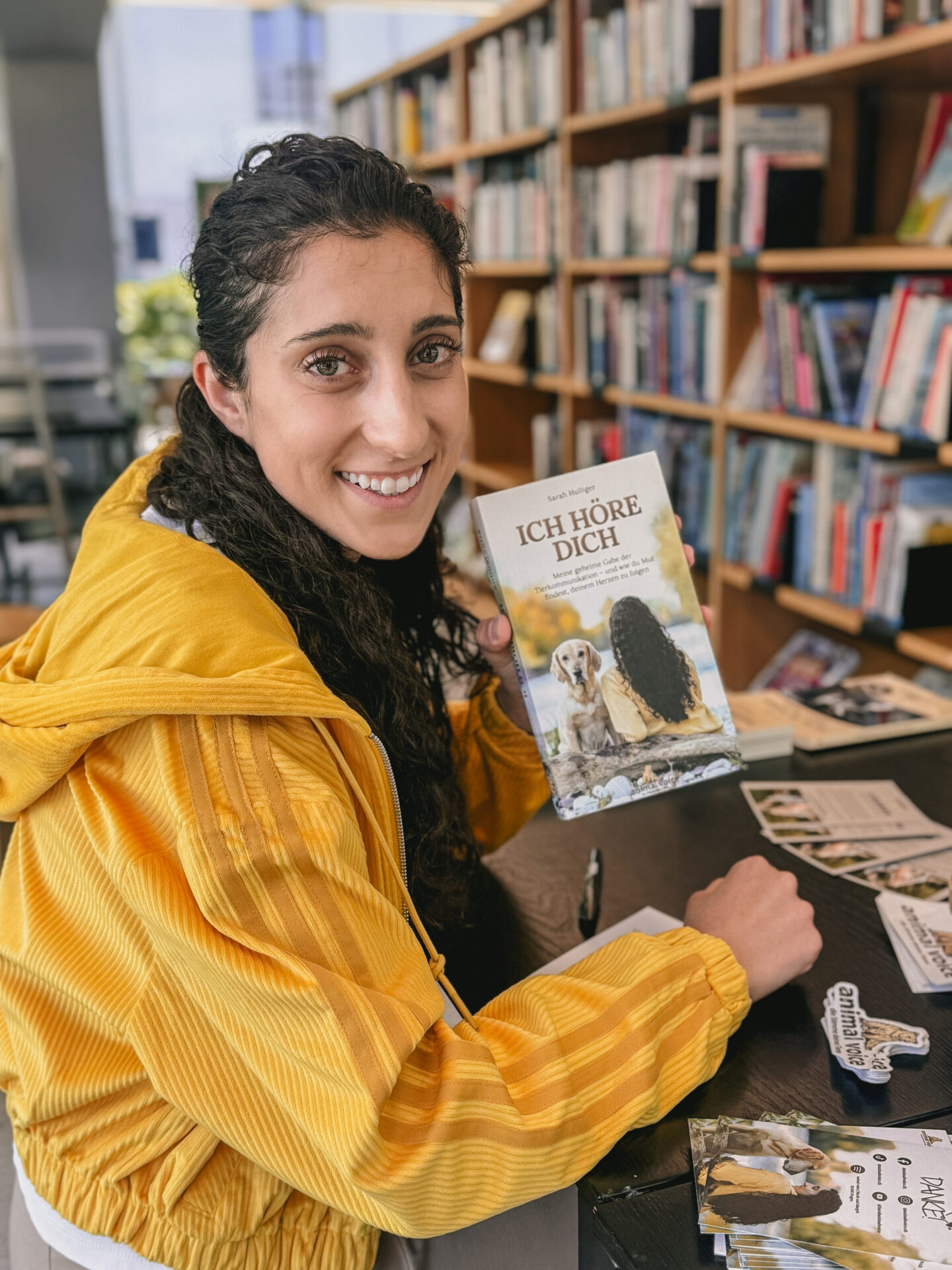 Sarah Hulliger mit ihrer Autobiografie «Ich höre dich»