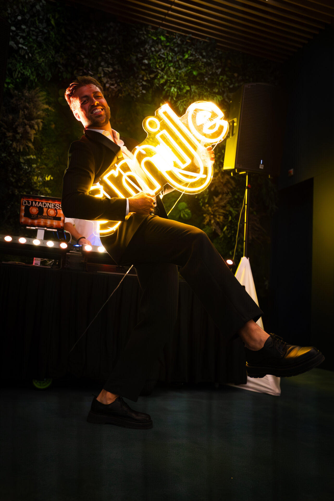 Simon Aemmer mit leuchtendem Smiley beim Smile Swiss Influence Award