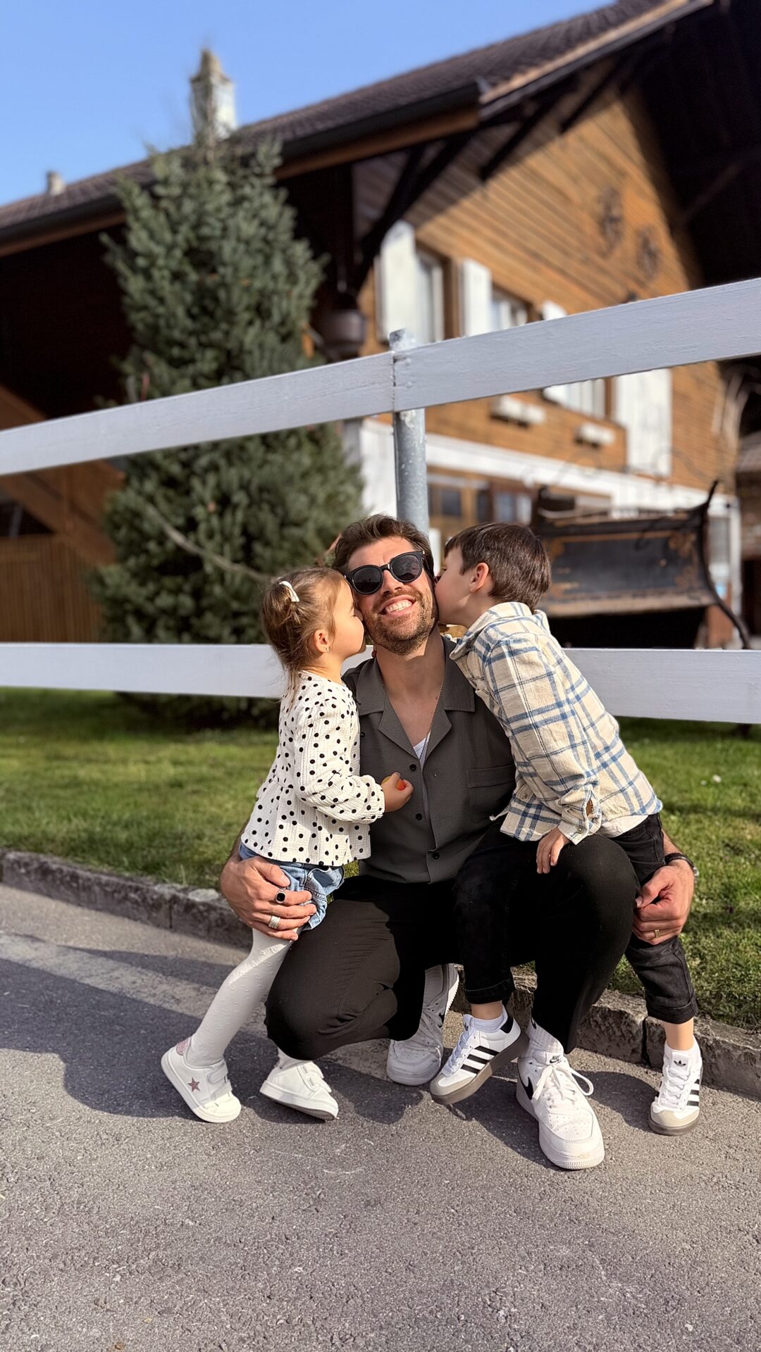 Simon Aemmer mit seinen beiden Kindern im Freien