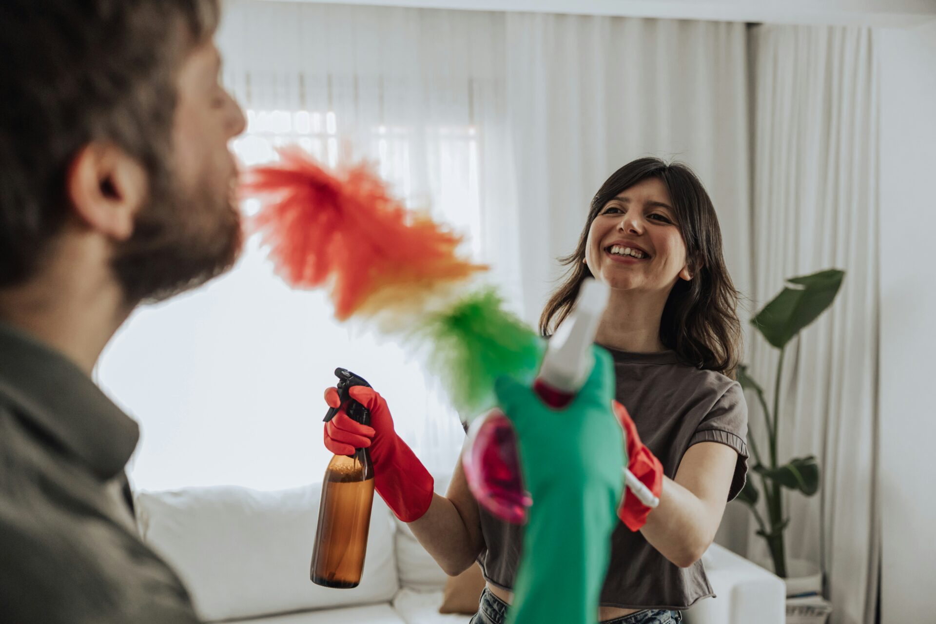Frau und Mann erledigen gemeinsam Hausarbeit