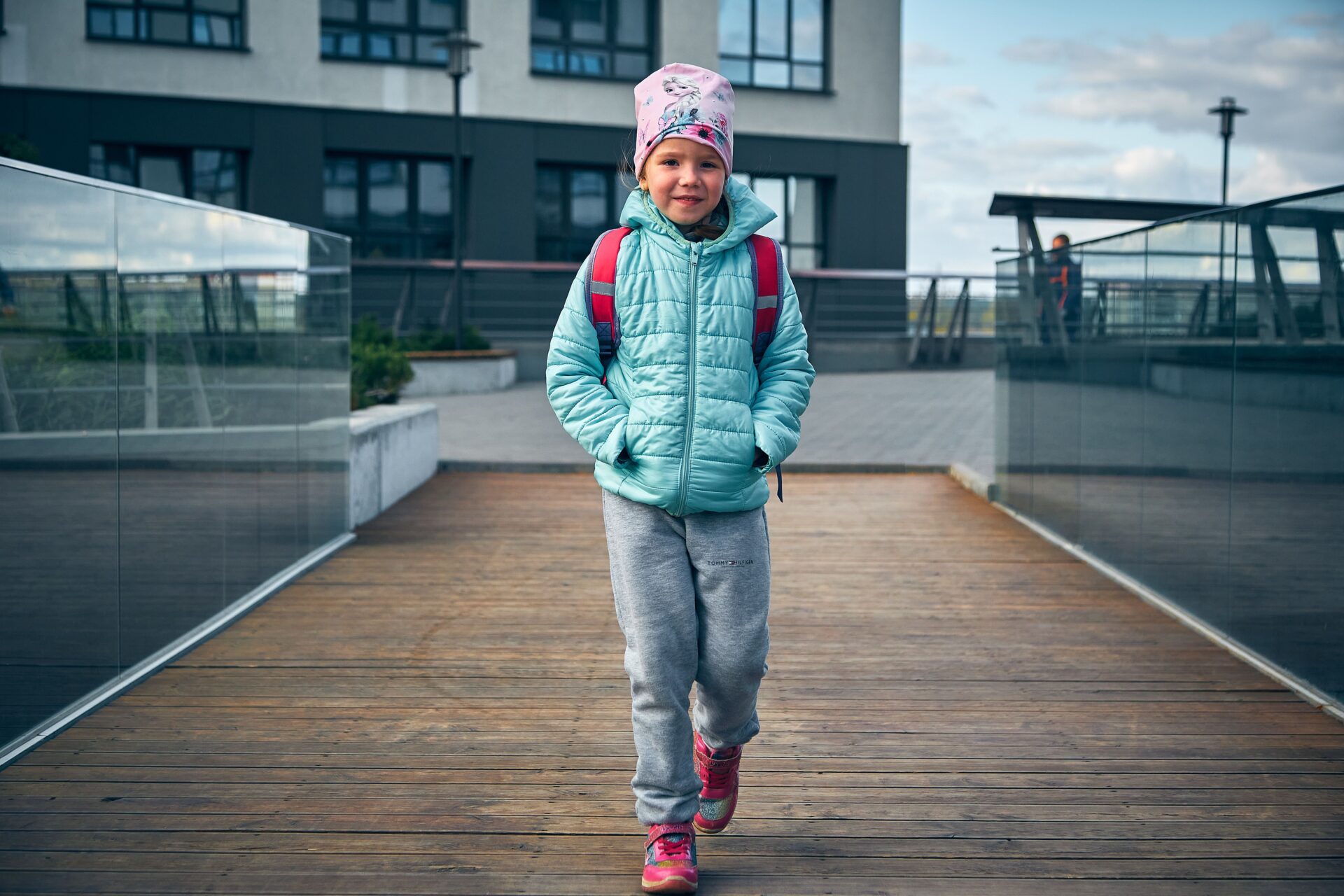 Kind mit Rucksack auf dem Schulweg