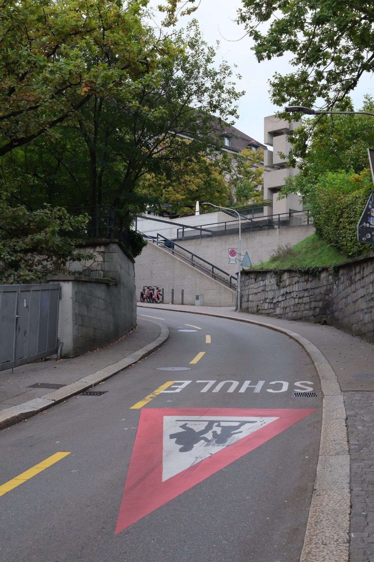 Strasse mit Schulweg-Markierung in der Schweiz
