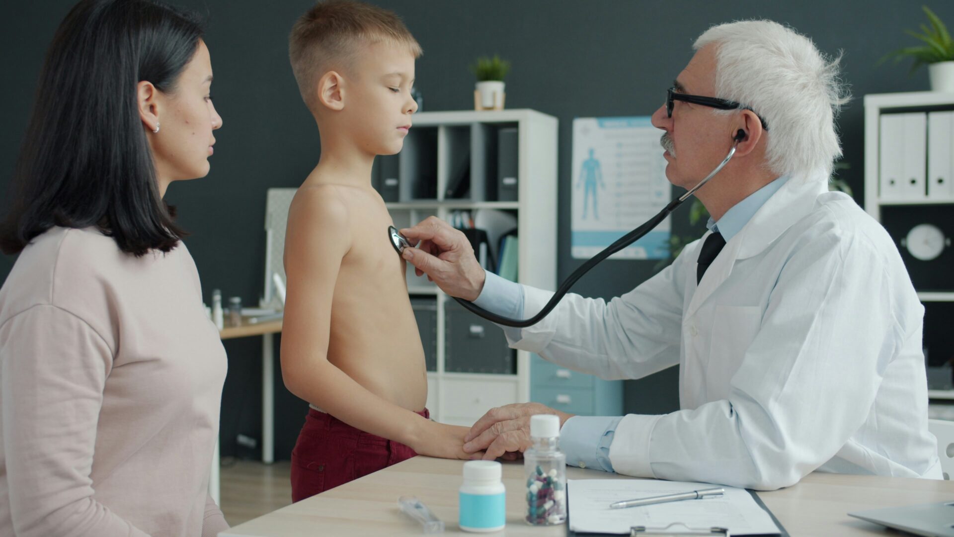Kind wird in Anwesenheit seiner Mutter von einem Kinderarzt untersucht