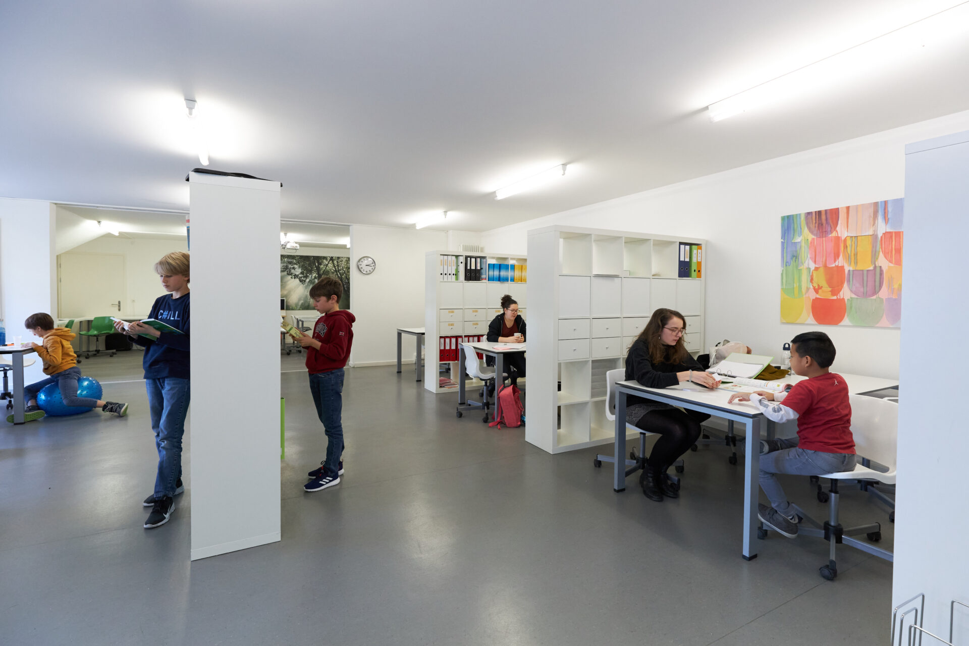 Kinder in verschiedenen Lernsituationen in einem Schweizer Lerncenter
